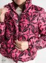 Яскрава малинова жіноча коротка куртка з коміром-стійкою на блискавці з принтом з 42 по 48 розмір (4)
