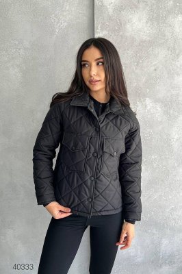 Демісезонна жіноча чорна куртка стьобана з коміром-стійка та кишенями на кнопках з 42 по 46 розмір - 8548800 - SvitStyle