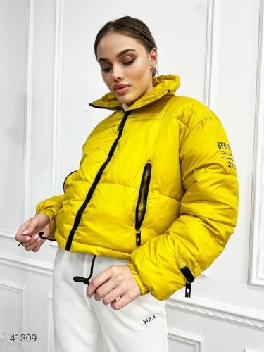 Молодіжна жовта курточка з коміром-стійкою, з принтом та кишенями на рукавах з 42 по 50 розмір - SvitStyle