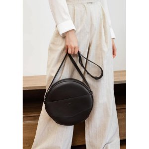 Шкіряна жіноча кругла сумка-рюкзак Maxi чорна - SvitStyle
