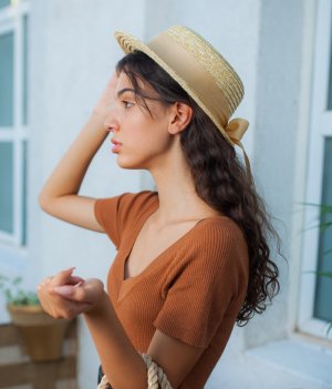 Канотьє капелюшок жіночий стильнийа солом'яний модний  літній з бежевим бантиком - SvitStyle
