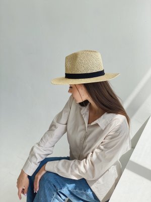 Світло-бежевий капелюх з рафію жіночий стильний модний капелюшок федора бежевий з чорною стрічкою - SvitStyle