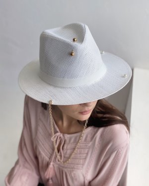 Білий капелюх з прямими полями федора стильна ковбойка з ланцюгом та шпилькою - SvitStyle