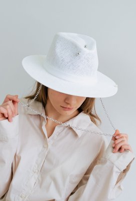 Білий капелюх федора жіноча стильна модна літня з перлами, ланцюгом і шпилькою - SvitStyle