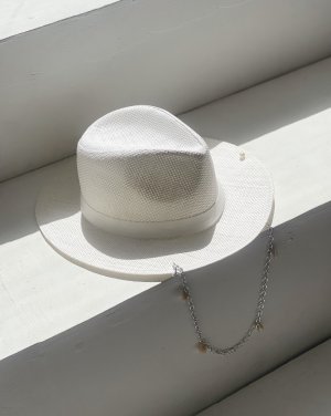 Білий капелюх жіночий стильний літній красивий федора з ланцюгом і черепашками - SvitStyle