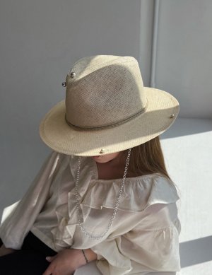 Світло-бежевий капелюх федора жіночий стильний з рафія літня з ланцюгом з черепашками - SvitStyle