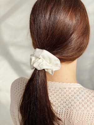 Резинка для волосся із льону ручної роботи красива велика білого кольору - 8614095 - SvitStyle