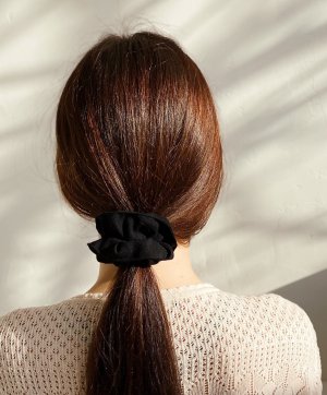 Резинка для волосся з льону ручної роботи гарна зручна якісна чорного кольору - SvitStyle