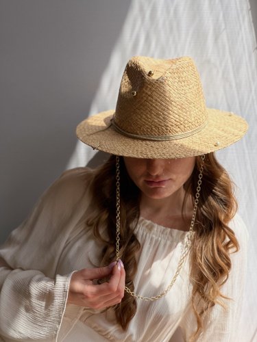 Капелюх жіночий соломяний федор з ланцюгом D.Hats колір бежевий - SvitStyle