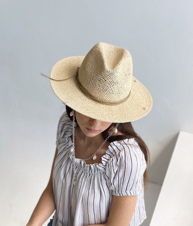 Капелюх жіночий федор з ланцюгом з черепашками D.Hats бежевий колір - SvitStyle