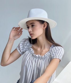 Білий капелюшок жіночий солом'яний на літо з широкими рівними полями федора з перлинами та ланцюгом - 8614170 - SvitStyle