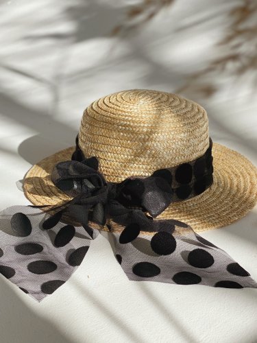 Капелюшок жіночий на літо з прямими соломяними полями з чорним гіпюровим бантом - SvitStyle
