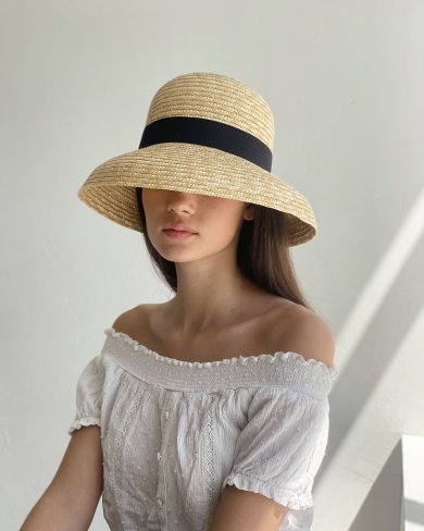 Соломяний капелюх жорсткий літній з круглими бежевими полями з чорною стрічкою - SvitStyle