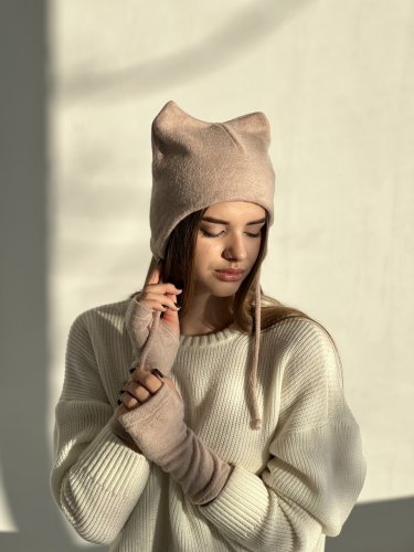 Комплект шапка з вушками та нарукавники кішка D.Hats бежевого кольору теплий - SvitStyle