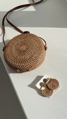 Комплект кругла сумка плетена та сережки з ротанга D.Hats колір коричневий - 8614339 - SvitStyle