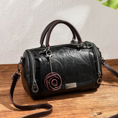 Жіноча чорна сумка з брелоком код 3-470 - SvitStyle