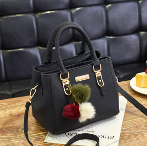 Жіноча чорна сумка з брелоком код 3-404 - SvitStyle