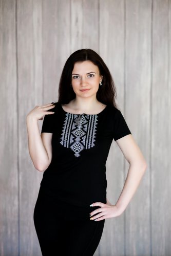 Жіноча чорна футболка-вишиванка на кожен день Гуцулка (сіра вишивка) S - SvitStyle