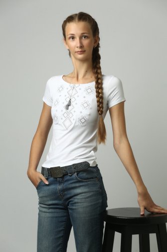 Жіноча вишита футболка білого кольору із сірою вишивкою Карпатський орнамент - SvitStyle