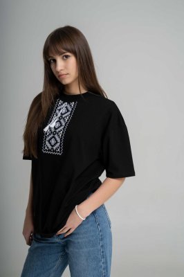 Чорна жіноча оверсайз футболка з геометричною вишивкою "Низинка" - 8613836 - SvitStyle