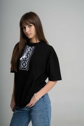 Чорна жіноча оверсайз футболка з геометричною вишивкою Низинка - SvitStyle