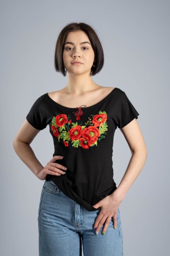 Стильна жіноча вишита футболка у чорному кольорі з круглим вирізом Маки - SvitStyle