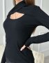 Чорний трикотажний светр з оригінальною горловиною (2)