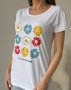 Біла бавовняна футболка з кольоровим квітковим малюнком (4)