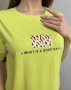 Салатова трикотажна футболка з малюнком та написом (4)