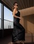 Чорна шовкова сукня з відкритою спиною (2)