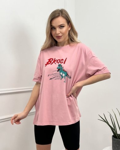 Рожева оверсайз футболка з молодіжним принтом - SvitStyle