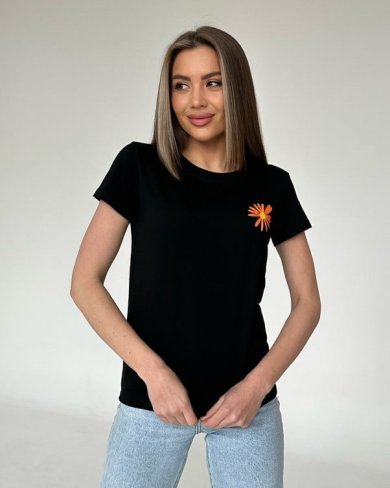 Чорна трикотажна футболка з квіточкою - SvitStyle