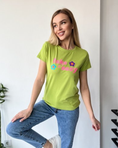 Салатова футболка з яскравим принтом - SvitStyle