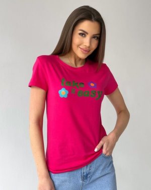 Малинова футболка з яскравим принтом - 8542912 - SvitStyle