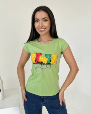 Салатова бавовняна футболка з кольоровим принтом - 8543039 - SvitStyle