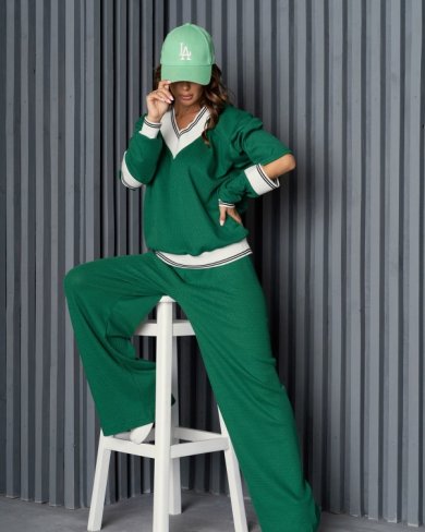 Зелений вільний костюм із вирізами - SvitStyle
