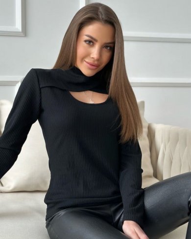 Чорний трикотажний светр з оригінальною горловиною - SvitStyle