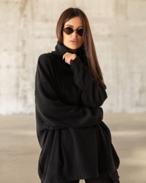 Чорний вільний светр із ангори з високим горлом - SvitStyle