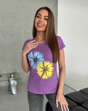 Бузкова бавовняна футболка з яскравим квітковим малюнком - 8615939 - SvitStyle
