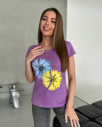 Бузкова бавовняна футболка з яскравим квітковим малюнком - SvitStyle