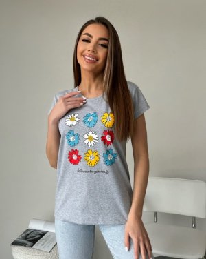 Сіра бавовняна футболка з кольоровим квітковим малюнком - 8615949 - SvitStyle