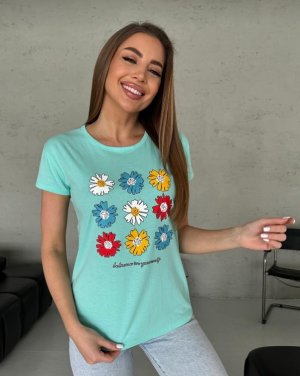 М'ята бавовняна футболка з кольоровим квітковим малюнком - 8615951 - SvitStyle