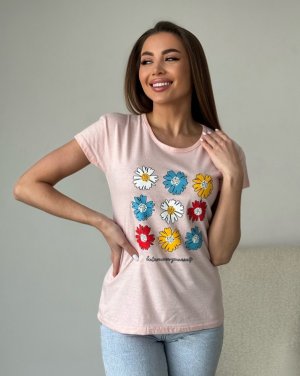 Рожева бавовняна футболка з кольоровим квітковим малюнком - 8615953 - SvitStyle