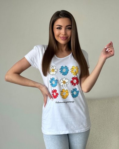 Біла бавовняна футболка з кольоровим квітковим малюнком - SvitStyle