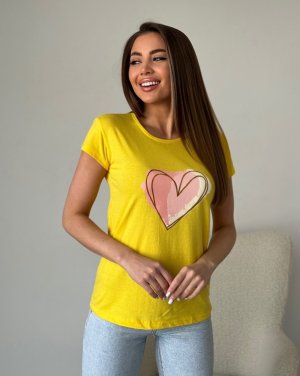 Жовта трикотажна футболка з великим серцем - SvitStyle