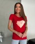 Червона трикотажна футболка з великим серцем (1)