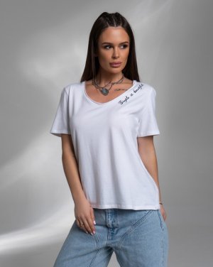Біла трикотажна футболка з V-подібною горловиною та написом - SvitStyle