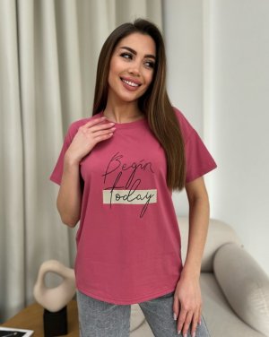 Темно-рожева вільна футболка із трикотажу з написом - 8616095 - SvitStyle
