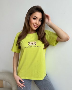Салатова трикотажна футболка з малюнком та написом - SvitStyle