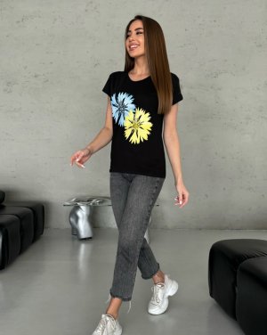 Чорна бавовняна футболка з яскравим квітковим малюнком - 8616761 - SvitStyle